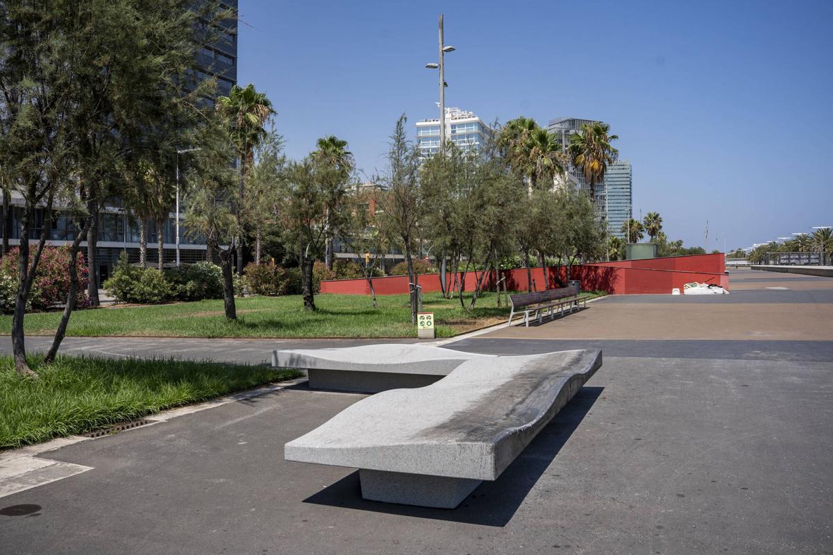 Mobiliario de Escofet en el Espacio Provisional Skate Garcia-Fària, la víspera de la inauguración