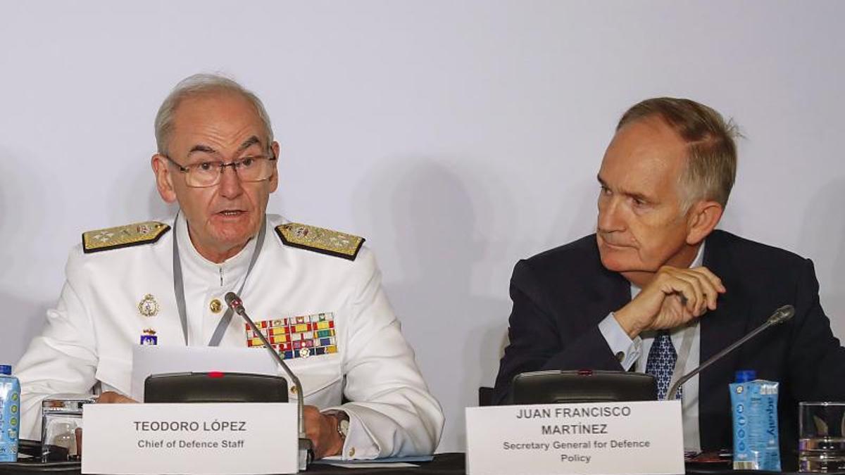 El Jefe del Estado Mayor de la Defensa, Teodoro López Calderón (izquierda) y el secretario general de Política de Defensa, Juan Francisco Martínez Núñez, este lunes en la inerparlamentaria de Seguridad y Defensa de Madrid