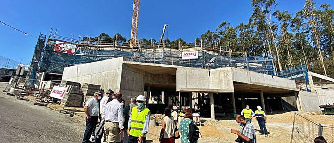 Agosto de 2020: El apoyo de la Diputación. En verano del año pasado visitó las obras del Auditorio la presidenta de la Diputación de Pontevedra, Carmela Silva, dejando claro que esta institución es la principal valedora del ansiado edificio sociocultural. La colaboración económica ha sido fundamental para que José Cacabelos y el ejecutivo socialista meco pudieran encauzar esta importante infraestructura.