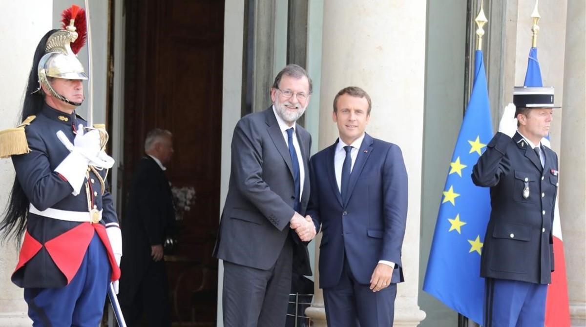 undefined39843369 french president emmanuel macron  2r  shakes hands with span170828193913