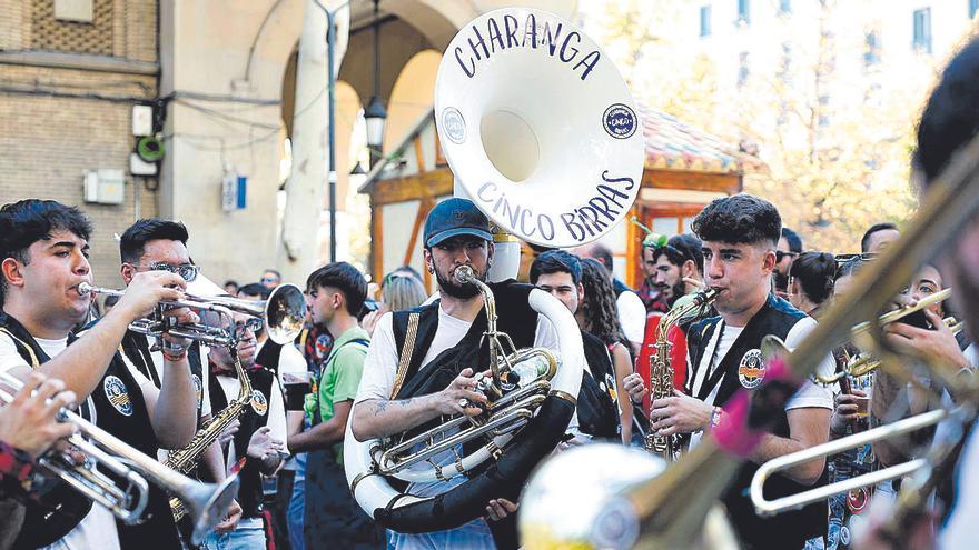 Las peñas llenan las calles con el pregón