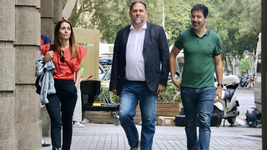 Oriol Junqueras, con dos de sus colaboradores, llegando el domingo a la sede de ERC.