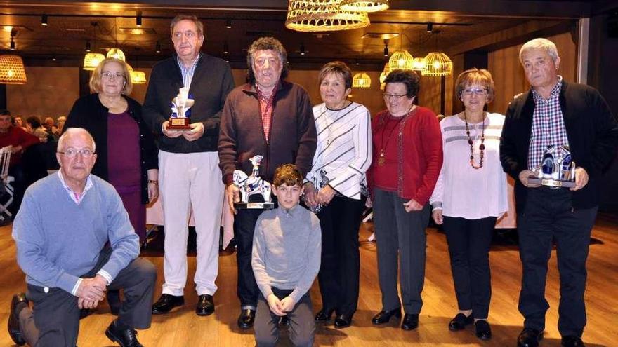 Junta directiva y galardonados durante la cena aniversario de &quot;Peña Furada&quot;.