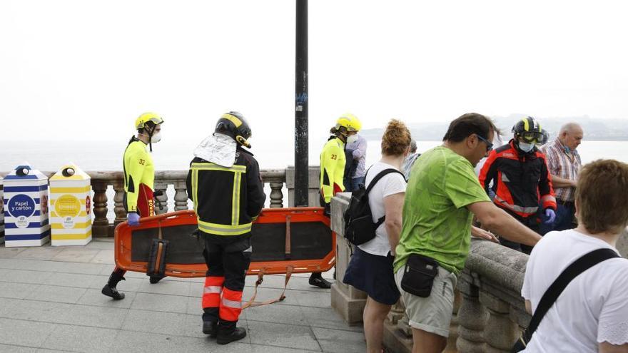 Rescatan a una mujer que se precipitó a las rocas de la playa de San Lorenzo en Gijón