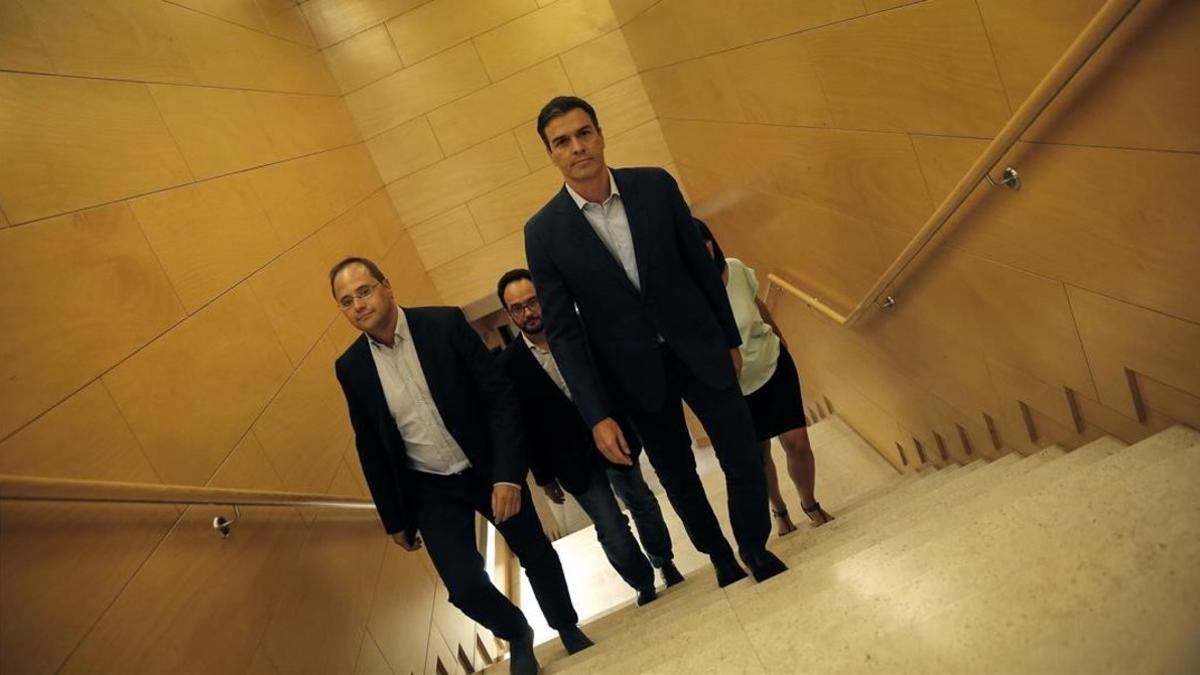 Pedro Sánchez sale de su reunión con la comisión permanente del PSOE, en el Congreso.