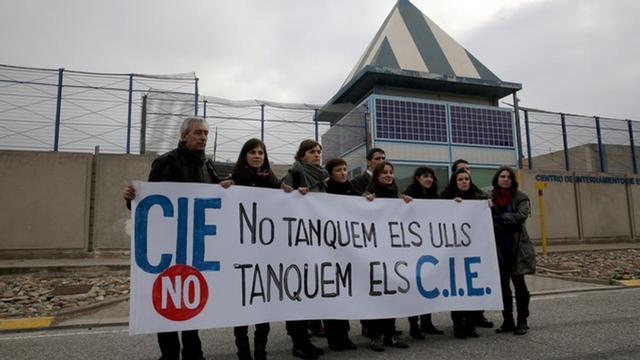 Varios políticos se hacen pasar por familiares de internos para poder visitar el CIE de Zona Franca