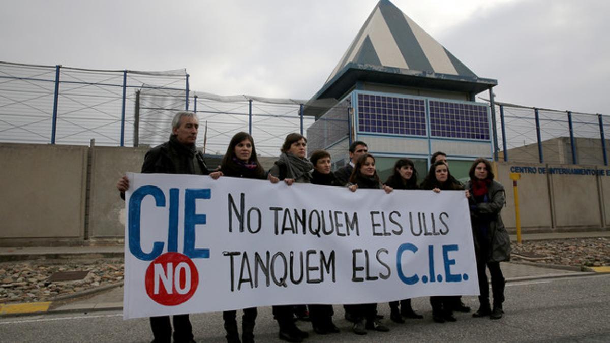 Varios políticos se hacen pasar por familiares de internos para poder visitar el CIE de Zona Franca