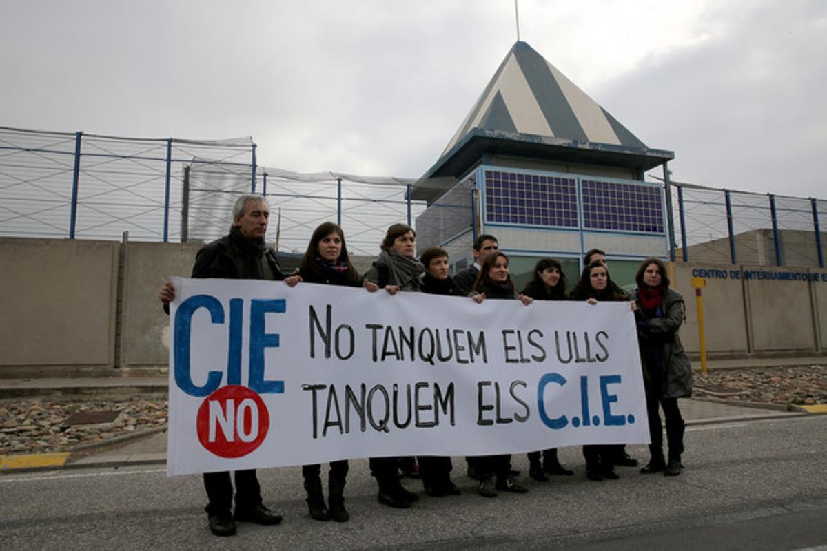 Varios políticos se hacen pasar por familiares de internos para poder visitar el CIE de Zona Franca