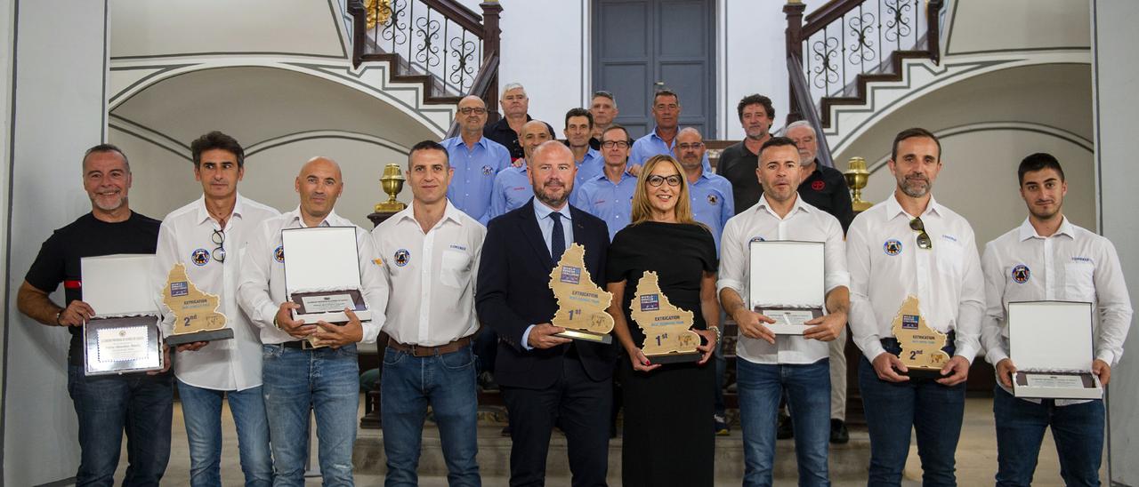 L&#039;equip de bombers de Gandia, amb els representants de la Diputació