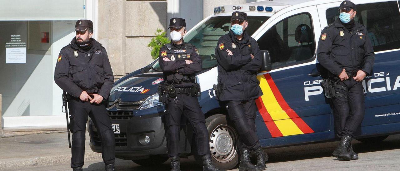 Policías nacionales del área de seguridad ciudadana, en la Plaza Mayor de Ourense.