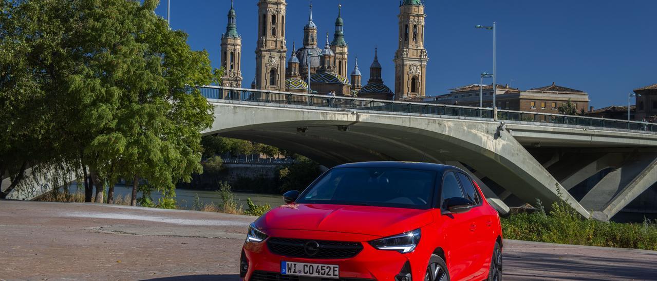 La versión especial del Opel Corsa lanzada por el 40 aniversario del coche con el Pilar al fondo.