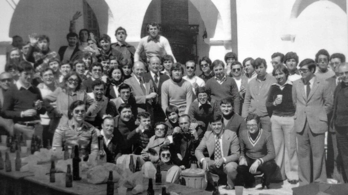 Antiguos alumnos del IES Felipe Solís y empleados de Ciate en el patio del santuario de la Virgen de la Sierra, en los años 70.