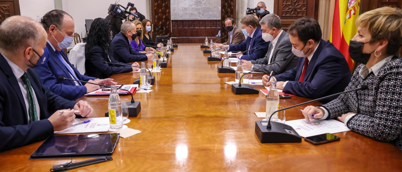 Un momento de la reunión de Puig con los agentes sociales.