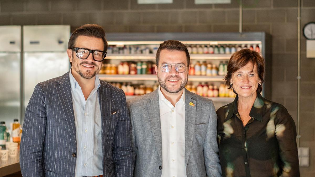 El Ceo del grupo TCFK, Jordi Barri, y la fundadora del grupo y chef, Teresa Carles, con Pere Aragonès