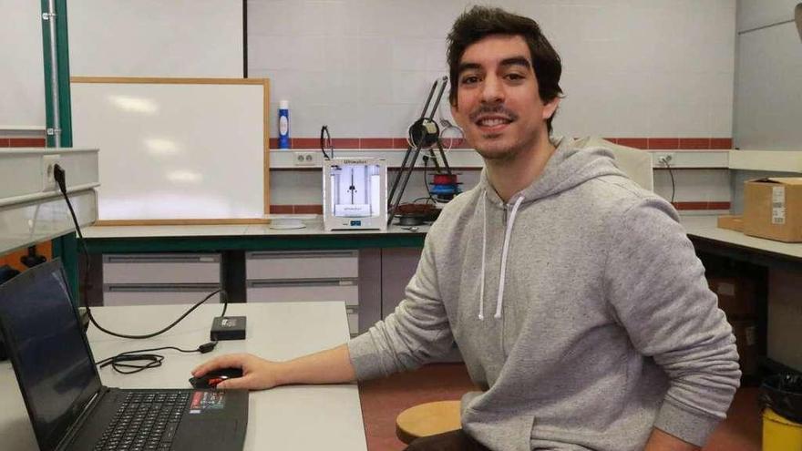 Miguel Clemente Sánchez, en uno de los laboratorios de la Escuela Superior Politécnica de Zamora.