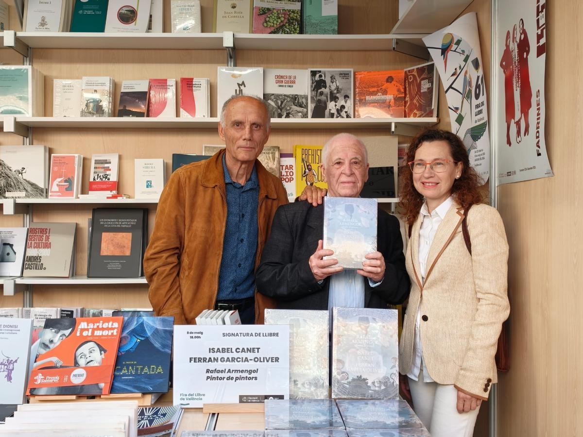 El artista de Benimodo, con los autores de su biografía.