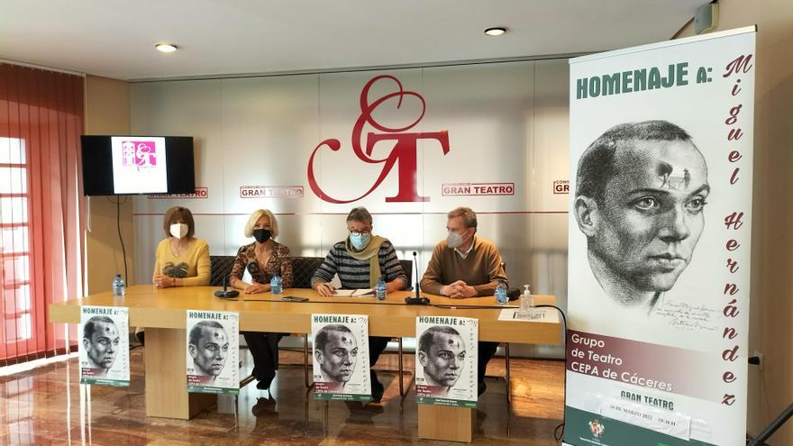 El centro de adultos de Cáceres rinde homenaje al poeta Miguel Hernández con una obra de teatro