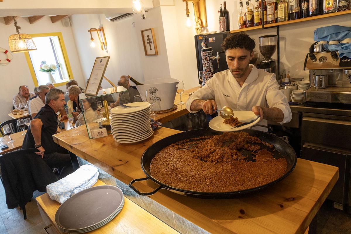 edro Juan Sánchez, chef del restaurante, emplatando el arroz de caldero.