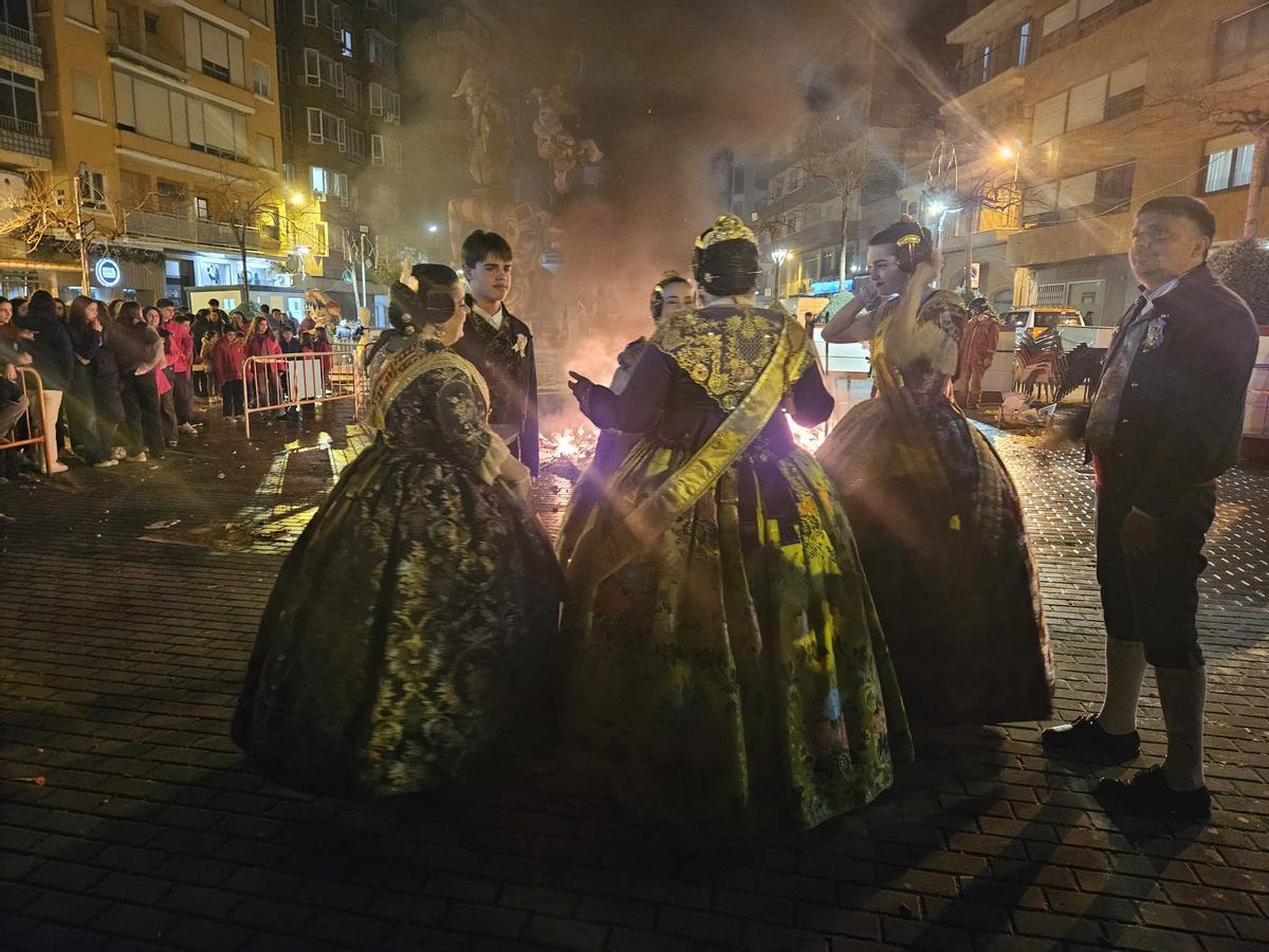 La fallera mayor de Tavernes y la presidenta abrazan a los máximos representantes de la falla Passeig.