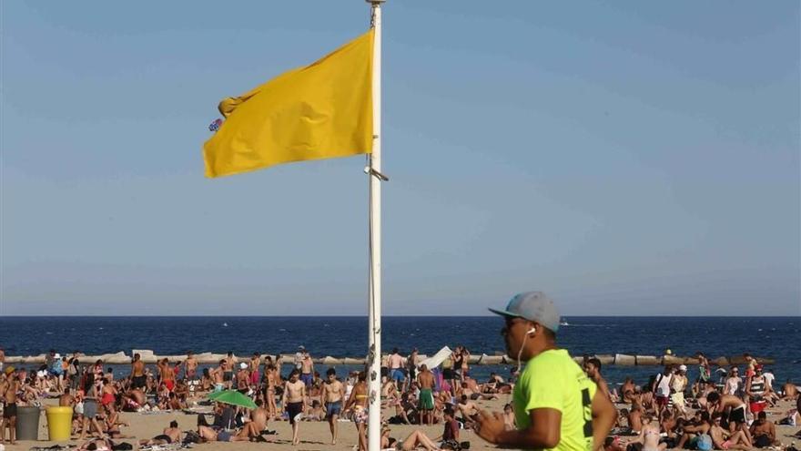 ¿Dónde están las banderas amarillas este sábado en las playas de la Región?