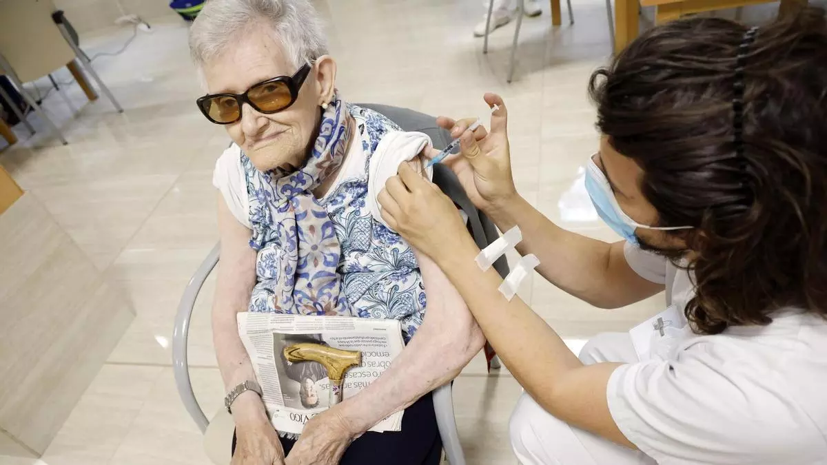 La gripe, al acecho en Galicia: aunque disminuyen las consultas, aumenta la dispensación de antigripales en la farmacia