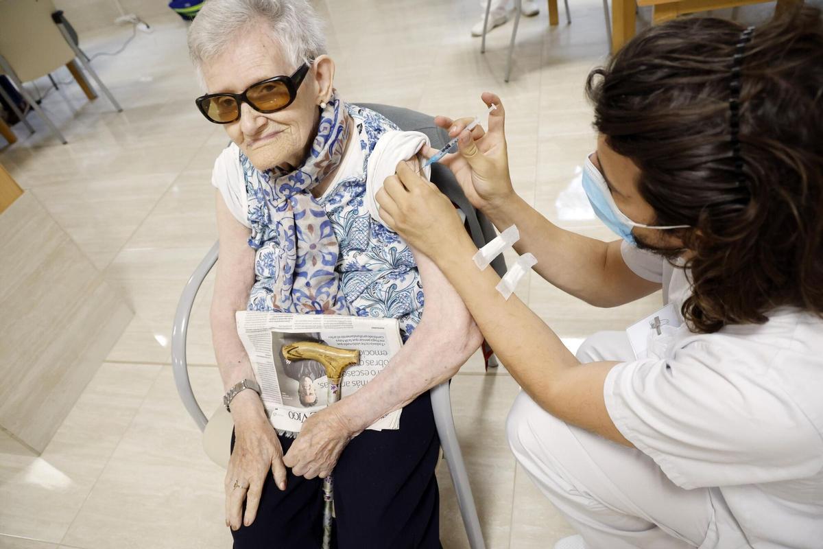 Vigo - Mos (Doralresidencias, Rebullón). Inicio de la campaña de vacunación de la gripe y del covid en residencias de mayores