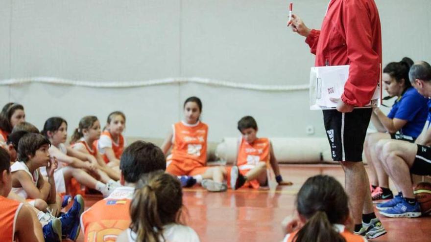 Sabino Suárez da instrucciones a un grupo de alumnos.