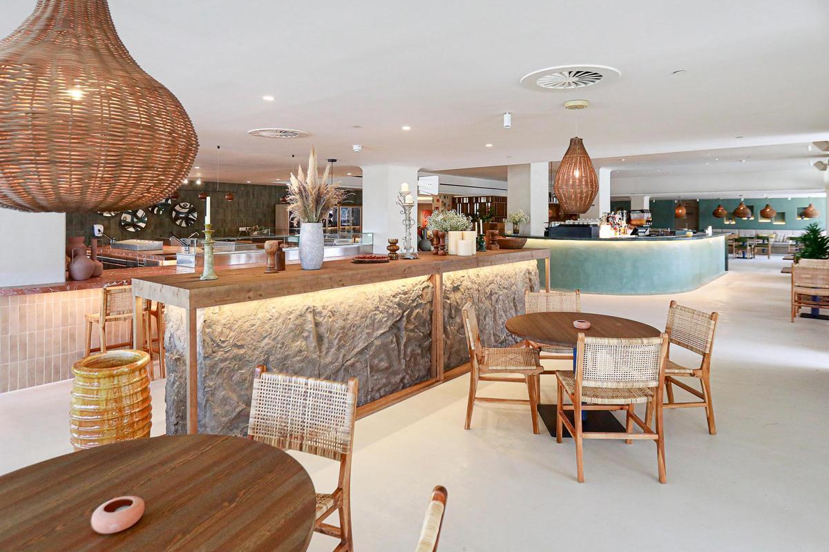 Diferentes espacios para disfrutar de la gastronomía y el relax en el hotel Hyde Ibiza.