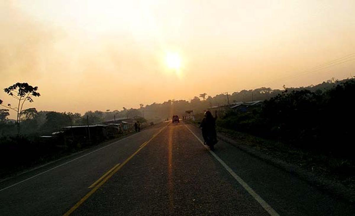 La gent circula en moto per la carretera Interoceànica que uneix Perú i el Brasil, a la regió amazònica de Madre de Dios.