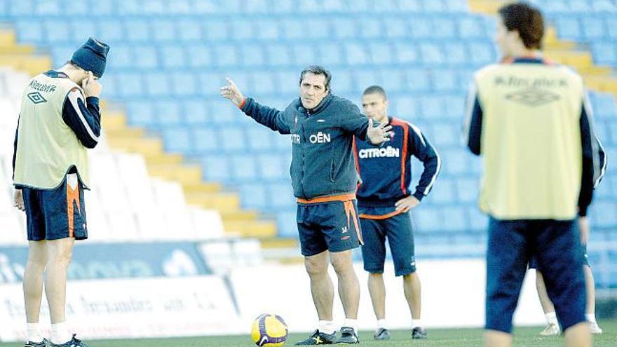 Pepe Murcia da instrucciones a Michu durante el entrenamiento de ayer en Balaídos.