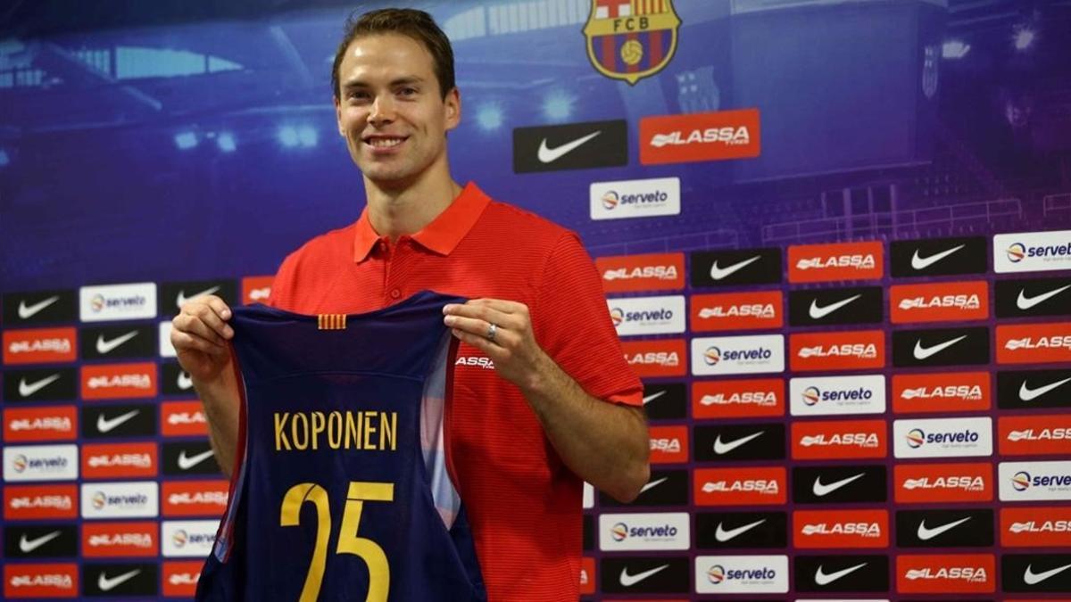 El finlandés Petteri Koponen posa con su camiseta durante su presentación como nuevo jugador del Barça.