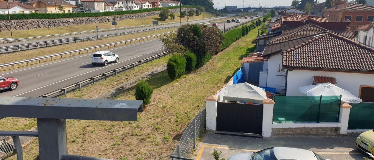 Aspecto que presentaba ayer la zona en la que está proyectada la nueva senda, que contará al fondo con una pasarela peatonal con forma de tobogán diseñada por el arquitecto Javier Manterola. | L. B.