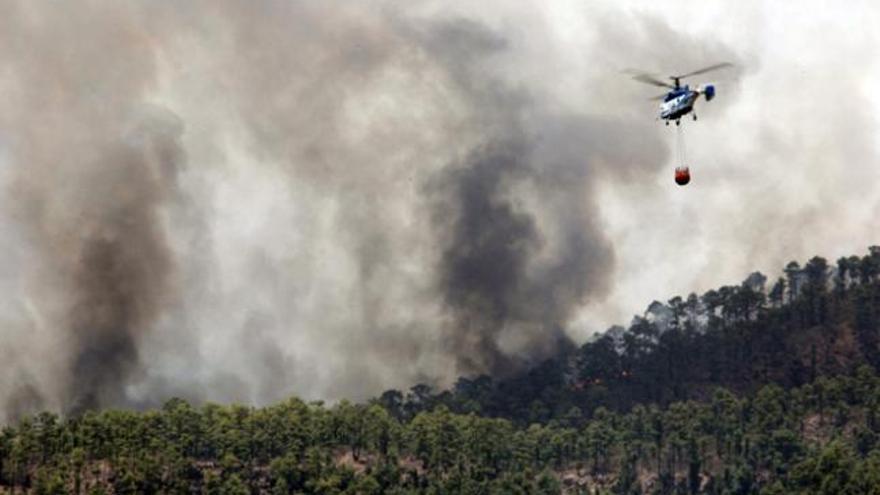 Un helicóptero intenta sofoca r el fuego en Vilaflor. | josé luis gonzález