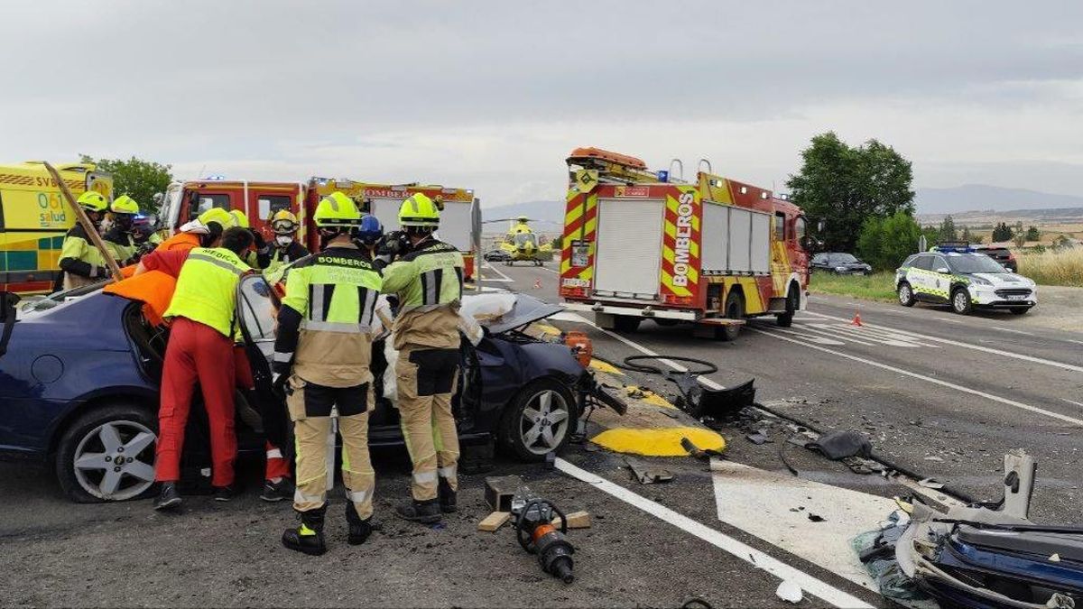 Los servicios de emergencias trabajando en el lugar del accidente.