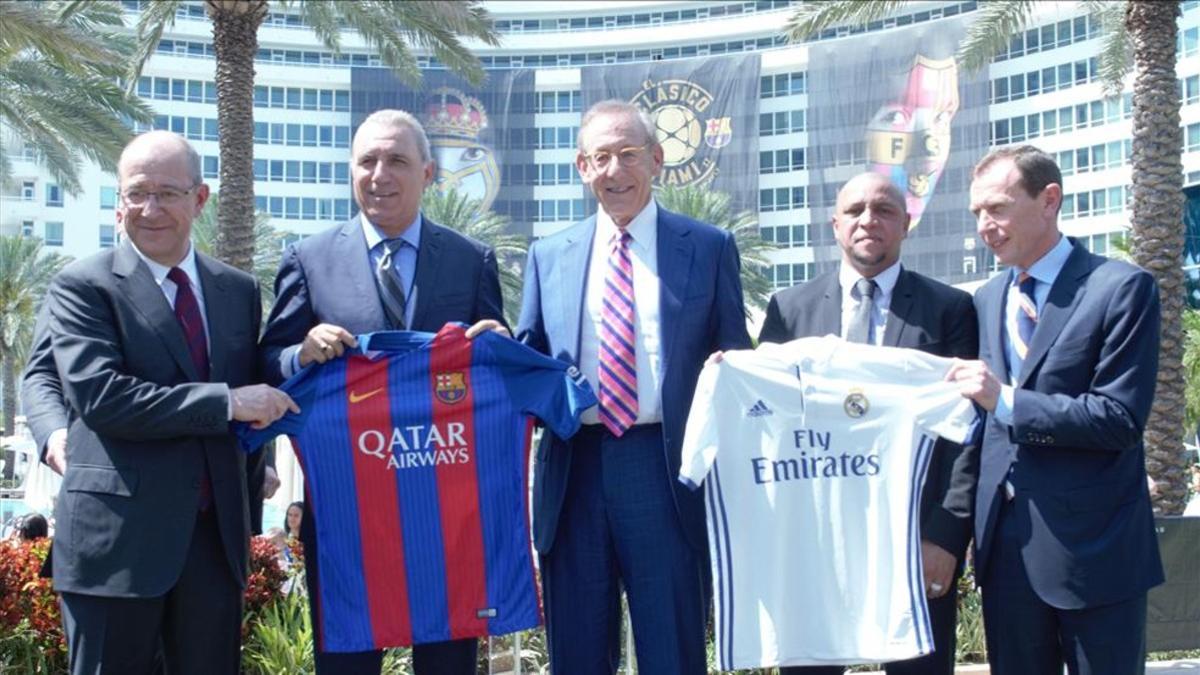 Stoichkov, Roberto Carlos y Butragueño, en la presentación del amistoso