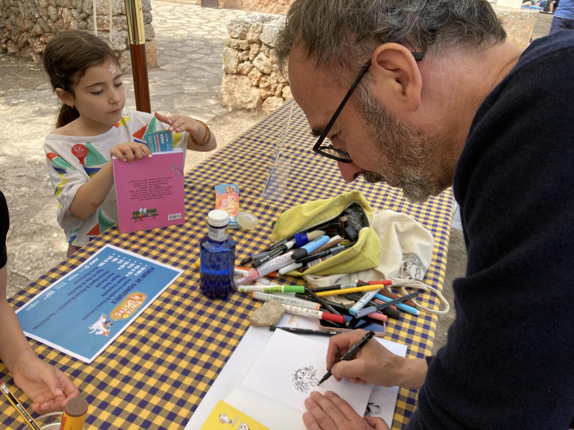 El ilustrador firma un ejemplar de 'Ariol' a Jana