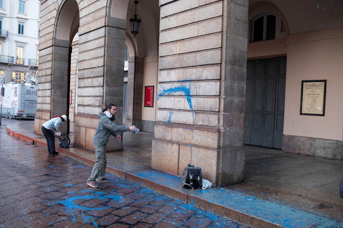 Ecologistas lanzan pintura contra la fachada de La Scala de Milán