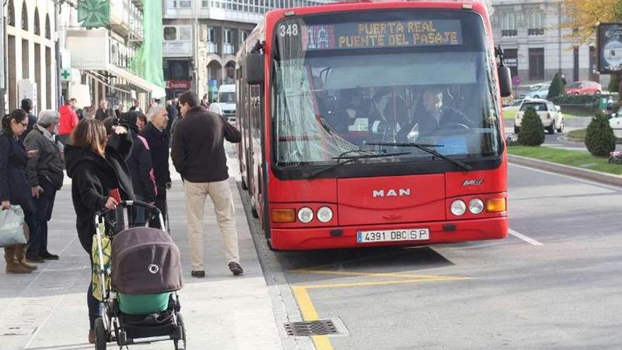 Un autobús de la Compañía de Tranvías, en la cabecera de la línea en Puerta Real. pablo luaces