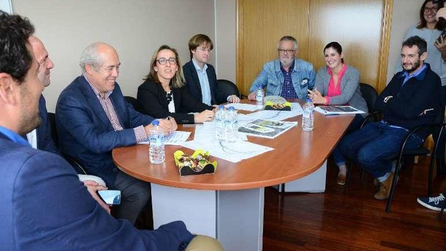 Ethel Vázquez (centro), Menéndez y los alcaldes de Cangas y Moaña, ayer en la reunión en A Guía. // G. N.