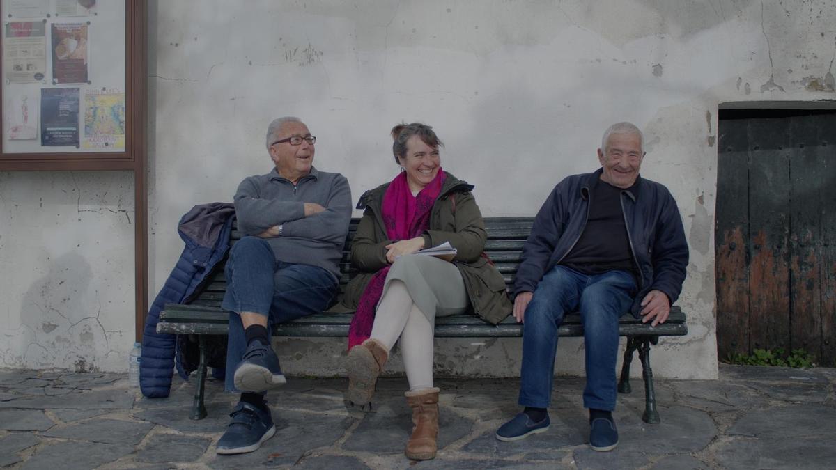 Els veïns Odón Faixó i Eduard Noguer durant l’entrevista.