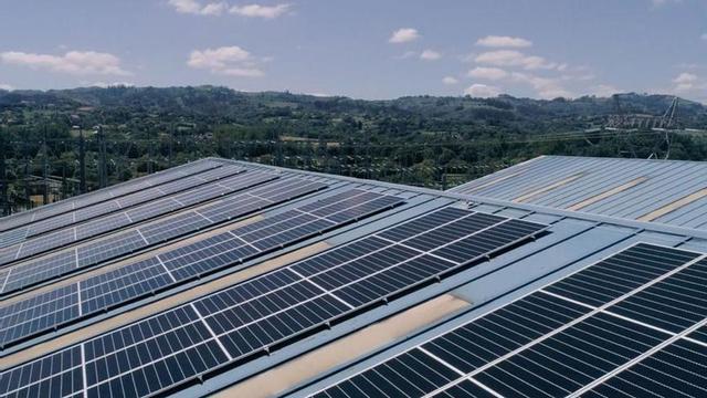 Los paneles solares que GAM ha instalado en su sede de Granda. | LNE