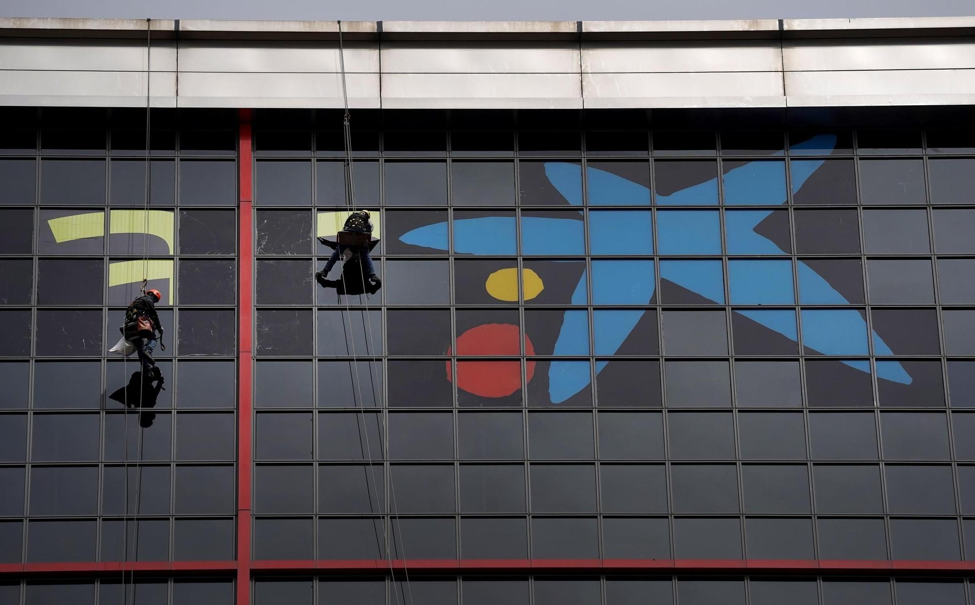 El logo de CaixaBank ya luce en la Torre Kio que albergaba la sede central de Bankia en Madrid