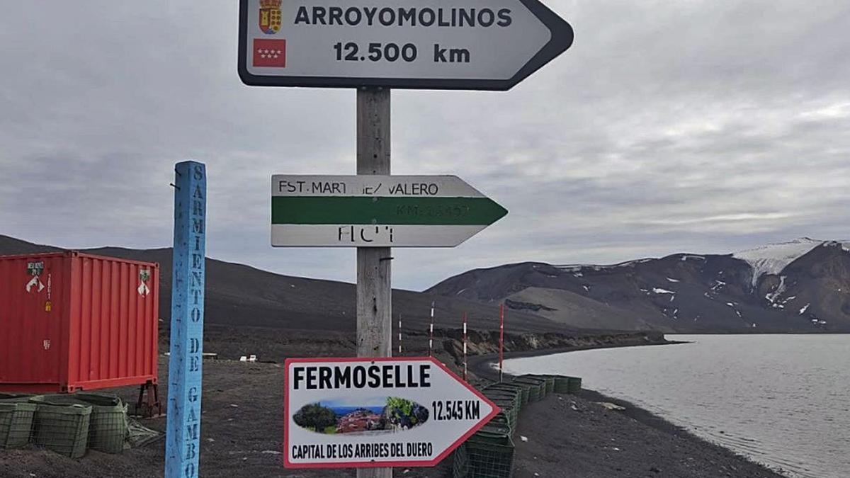 Cartel indicativo de Fermoselle colocado en la Antártida junto a los de otros municipios. | Cedida