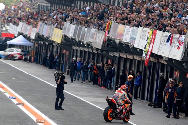 El piloto español de Repsol Honda, Marc Márquez, regresa al foso después de la sesión de calificación de MotoGP del Gran Premio de Valencia en el circuito Ricardo Tormo de Cheste