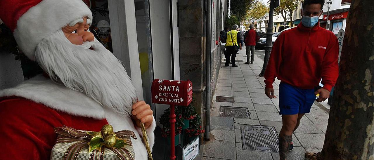 Un joven pasea en Navidad por las calles de Santa Brígida. | | JUAN CASTRO