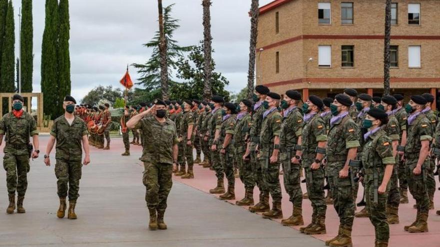 Antonio Matas Balibrea, general jefe de la Brigada Extremadura XI, pasa revista a los militares que se irán a Letonia.