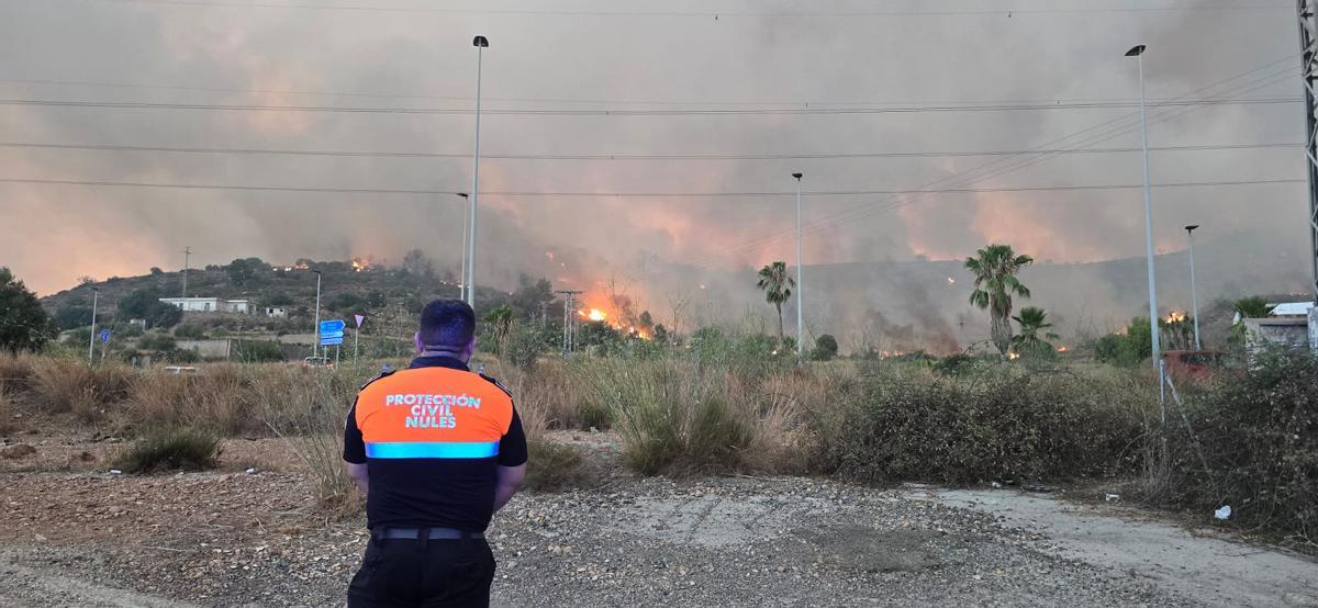 Un voluntario de Protección Civil durante un apoyo en los controles de acceso en plena propagación del incendio por la Vall d'Uixó el sábado por la tarde.