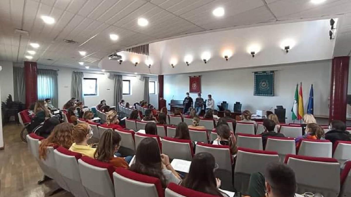 Miembros de AFENES dando una charla a alumnos en la Universidad de Málaga.