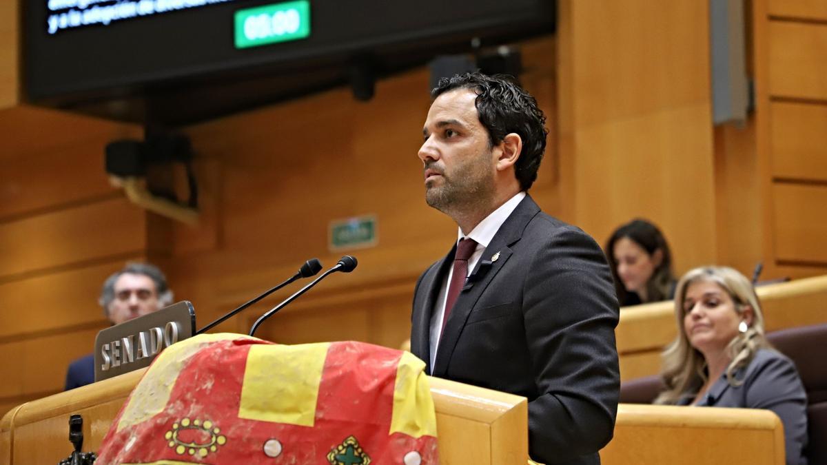 Sagredo protagonizó un emotivo discurso en homenaje a los afectados por la dana con una senyera manchada de barro de Paiporta.