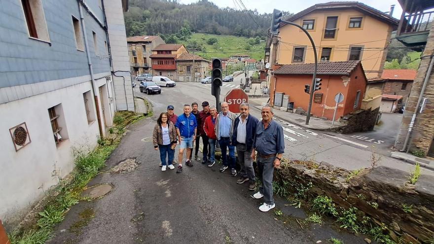 Santullano, un peligroso cruce próximo al hospital de Mieres con seis semáforos, y no funciona ninguno